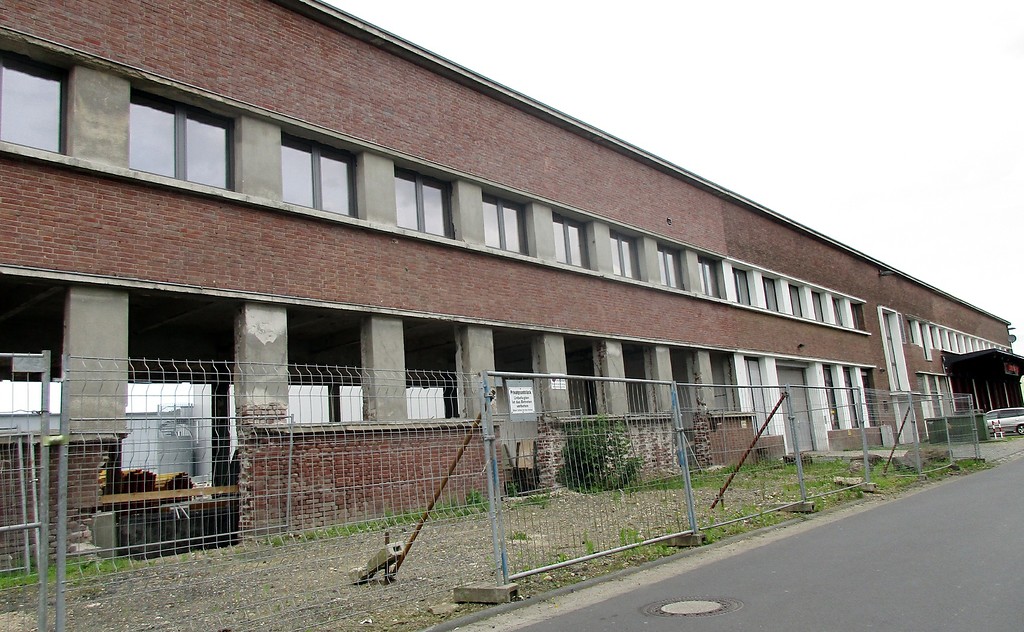 Noch nicht wieder genutzte Bereiche des ehemals zentralen Phrix-Werksgebäudes mit einer Grundfläche von etwa 225 x 90 Metern im heutigen Gewerbegebiet "Am Turm" in Siegburg (2016).