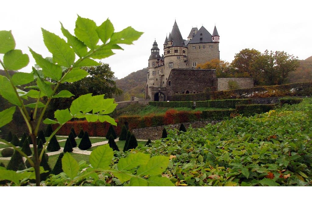 Blick von Südosten auf die "Trierer Burg" des Schlosses Bürresheim im Nettetal, im Bildvordergrund die außerhalb liegende Gartenanlage (2020).