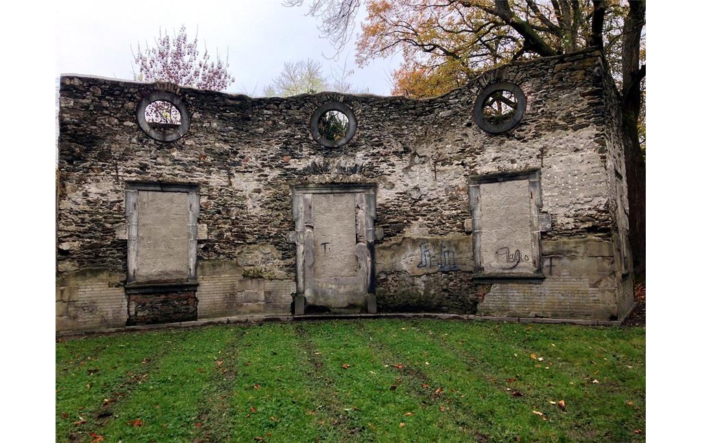 Frontseite der Ruine des spätbarocken Gartenhauses des Sayner Schlossparks (2014).