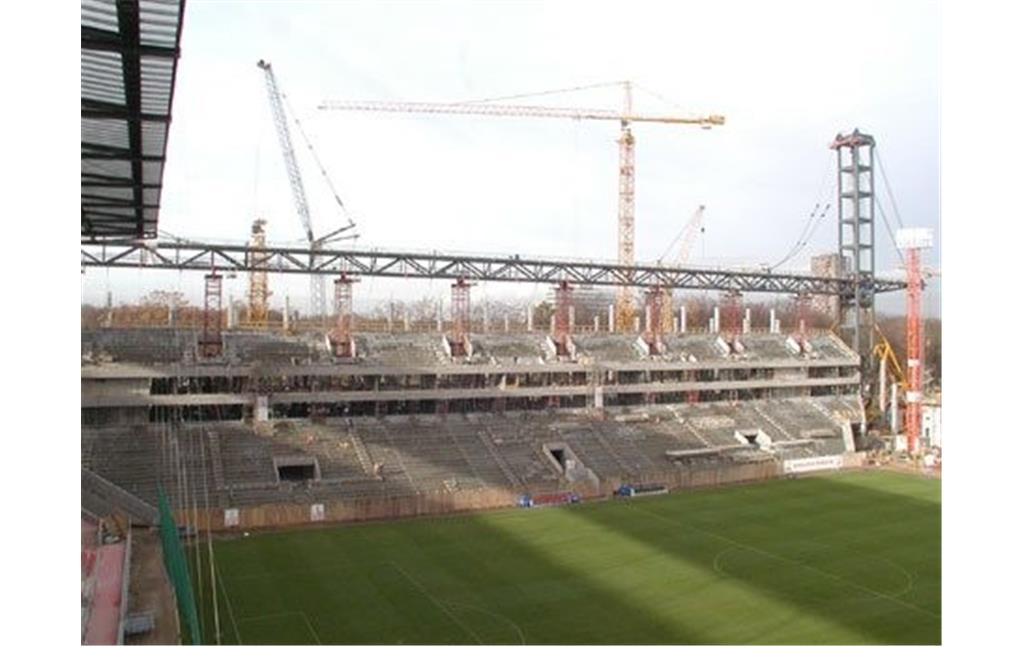 Die Westribüne des früheren Müngersdorfer Stadions in Köln während der Umbauarbeiten 2002.