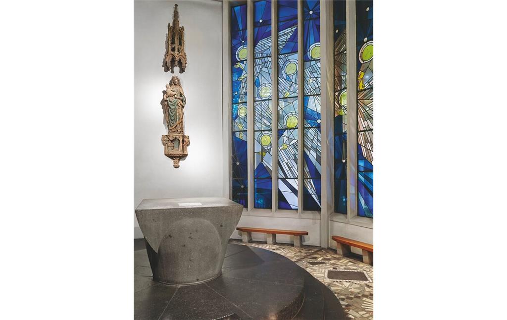 Der Altarbereich mit Fenstern der Kapelle "Madonna in den Trümmern". An der Wand ist die namensgebende Marienfigur mit Jesuskind zu sehen (2011).