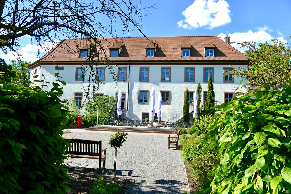 Der Edelhof in Kirrweiler, Rückansicht aus zugehörigem Garten (2021)