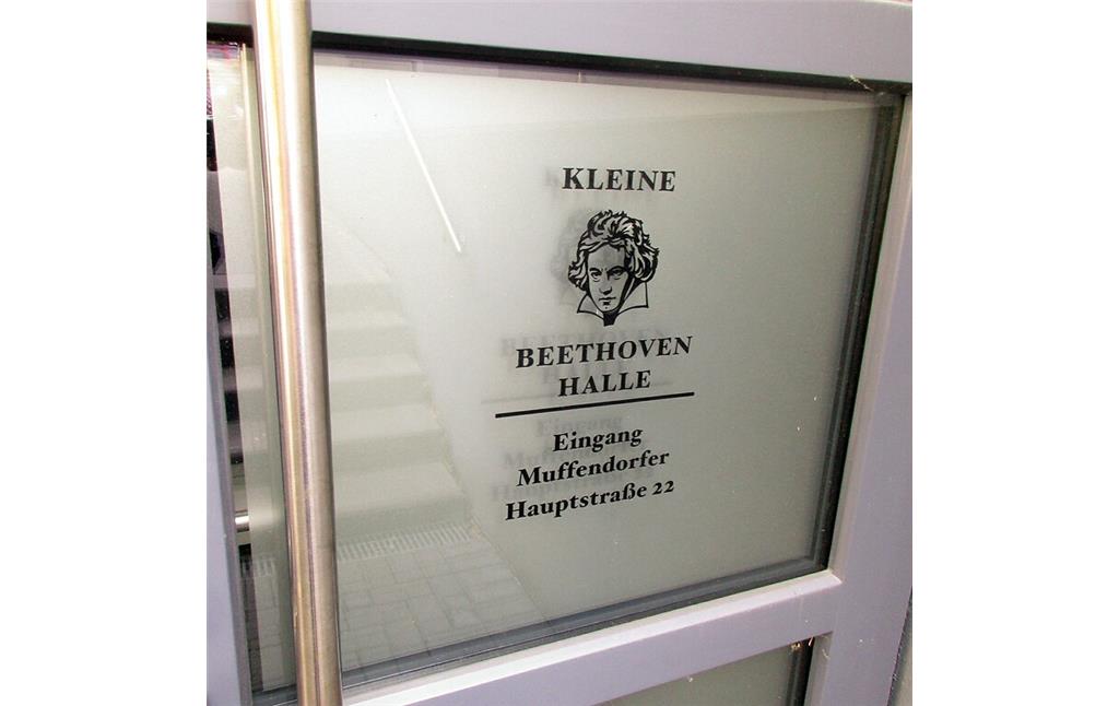 Kleine Beethovenhalle in Bonn-Muffendorf (2022): Hinweis auf den Eingang in der Muffendorfer Hauptstraße am rückseitigen Zugang in der Hopmannstraße.