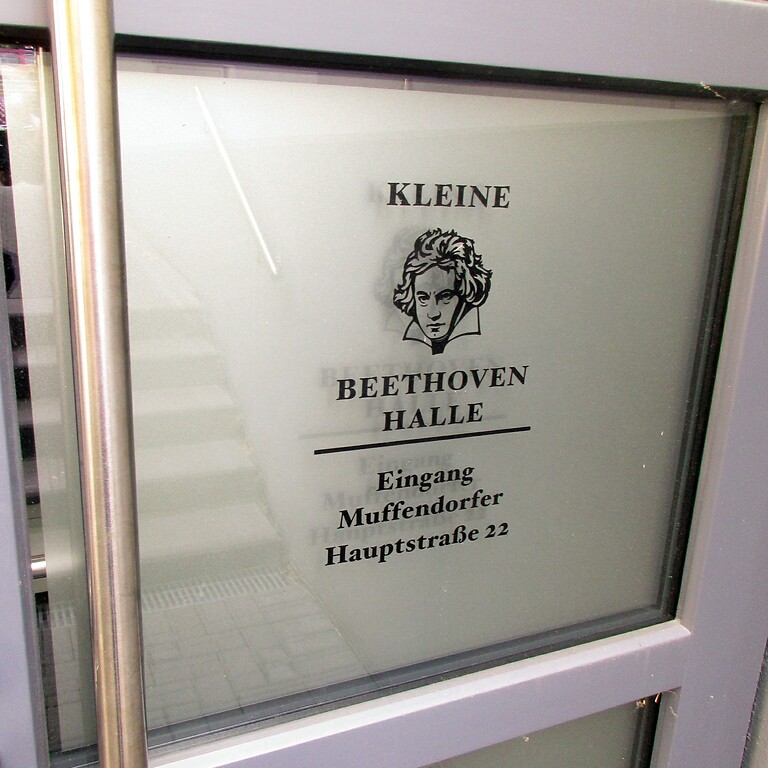 Kleine Beethovenhalle in Bonn-Muffendorf (2022): Hinweis auf den Eingang in der Muffendorfer Hauptstraße am rückseitigen Zugang in der Hopmannstraße.