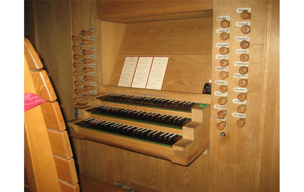Spieltisch der Stumm-Orgel in der Stifts- und Pfarrkirche in Sankt Castor in Karden (2022)