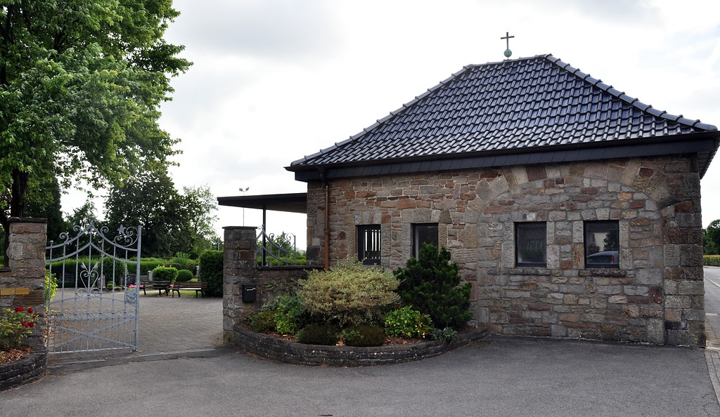 Eingang zum katholischem Friedhof gegenüber der Pfarrkirche in Hürtgenwald-Gey im Kreis Düren (2017)