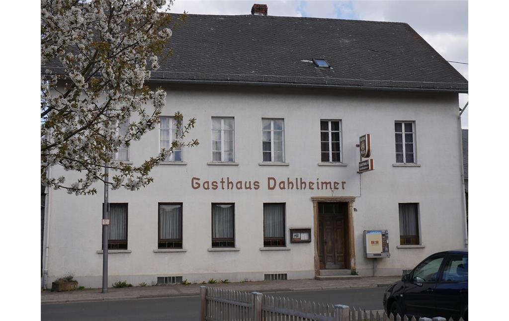 Frontalansicht des Gasthauses Dahlheimer in der Ringstraße 16 in Hottenbach (2021)