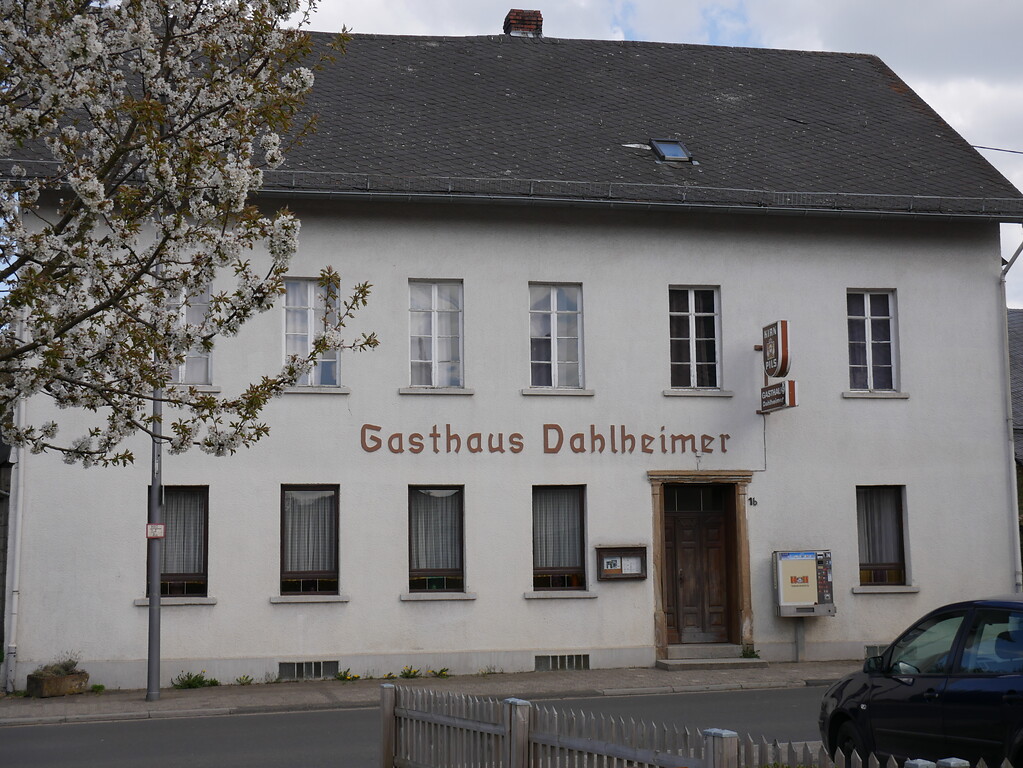 Frontalansicht des Gasthauses Dahlheimer in der Ringstraße 16 in Hottenbach (2021)