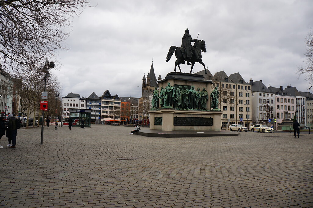 Der Heumarkt mit Reiterdenkmal für den preußischen König Friedrich Wilhelm III. in Köln Altstadt-Nord (2022)