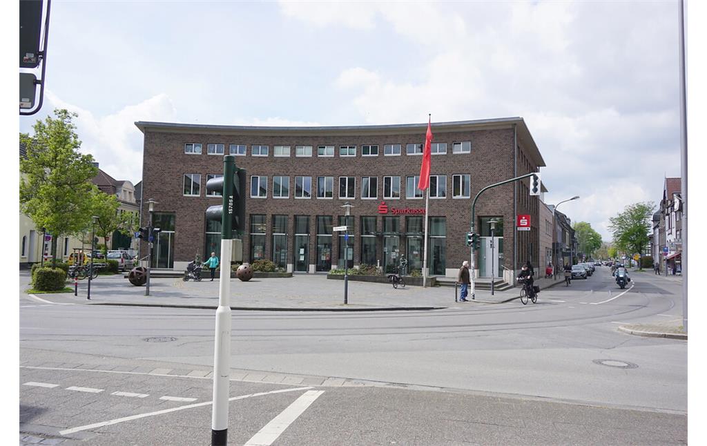 Historischer Ortskern Hüls (2021). Modernes Sparkassengebäude am Christian-Roosen-Platz, ehemals Standort einer Töpferei (Ahnratsgut).