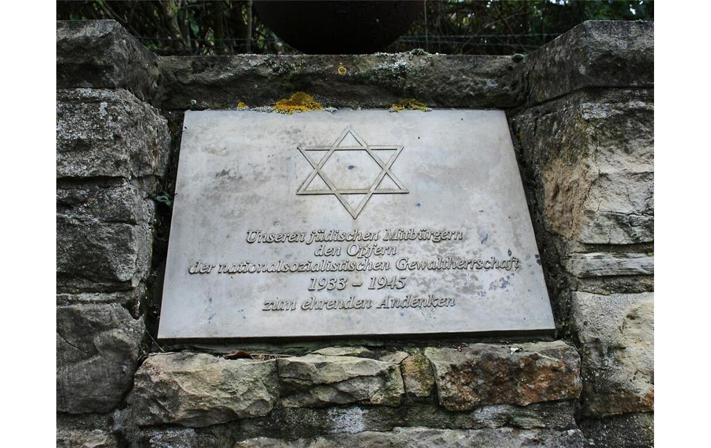 Gedenktafel zur jüdischen Gemeinde in Nideggen-Embken und die jüdischen Opfer der NS-Herrschaft am Rande des Dorfplatzes (2010).