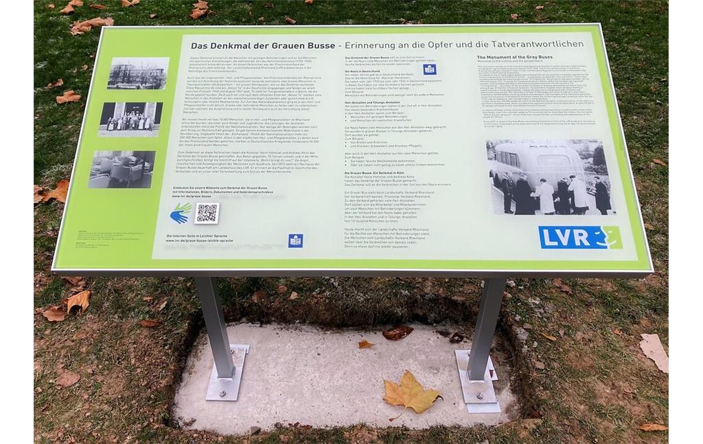 Informationstafel an dem 2011 errichteten "Denkmal der grauen Busse" für die Opfer der so genannten "Euthanasie-Aktion T4" 1940/41 am LVR-Landeshaus in Deutz (2022).