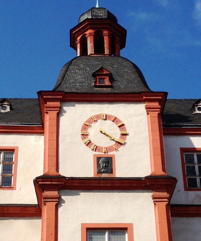 Mittelturm mit Glockendach und Uhr am alten Kauf- und Rathaus am Florinsmarkt in Koblenz (2013)