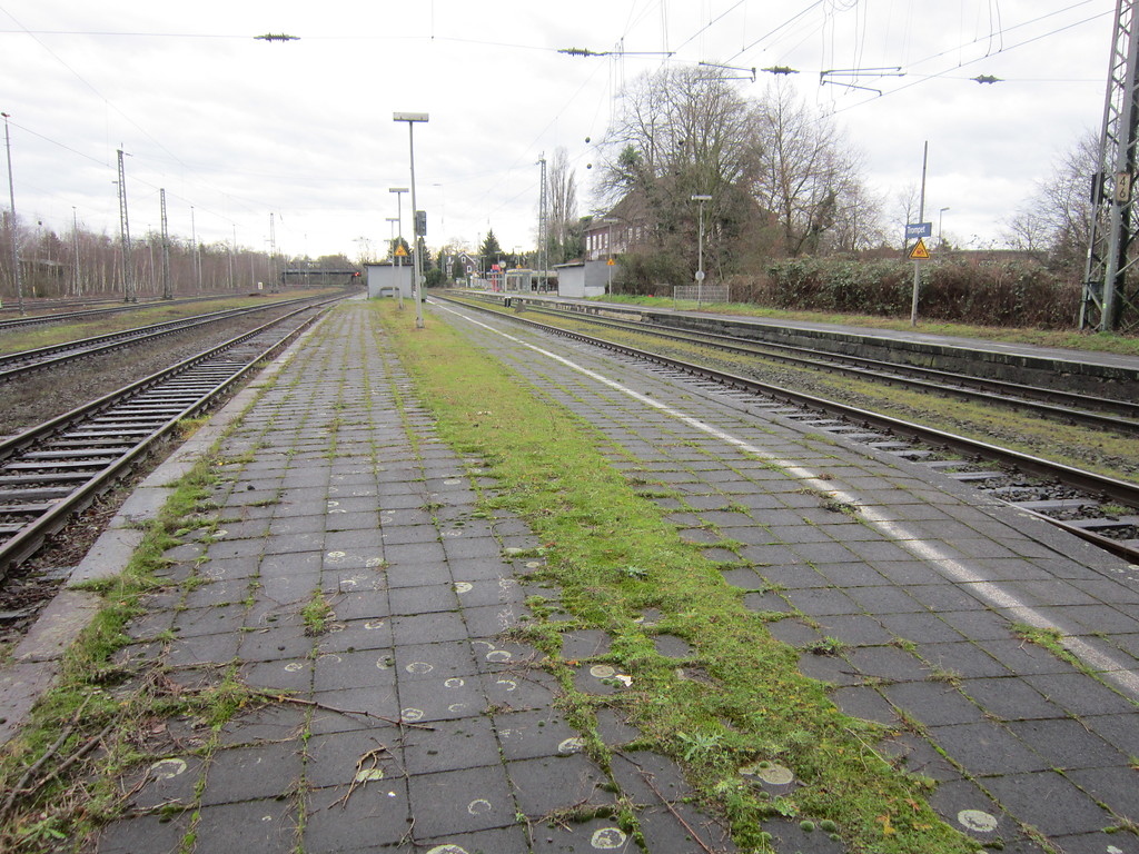 Bahnhof Trompet in Duisburg, Neustraße (2015). Blick Richtung Süden über den Bahnsteig