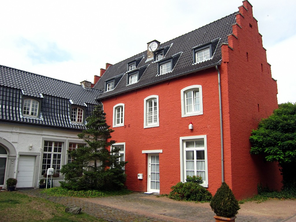 Heute als Wohnhäuser genutzte frühere Klostergebäude im Hof der ehemaligen Benediktinerinnenabtei Königsdorf in Frechen (2013).