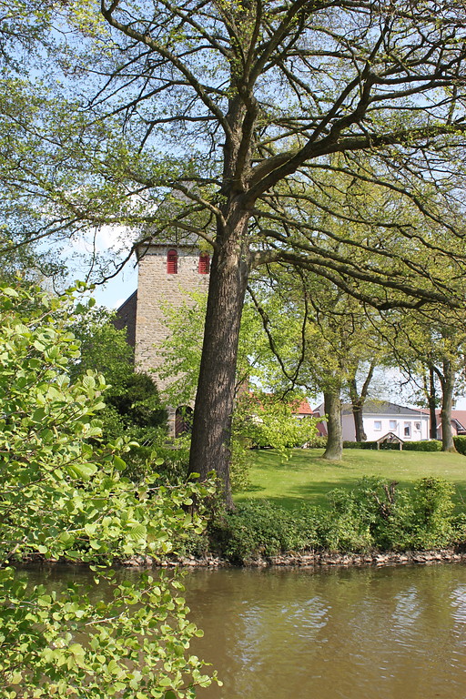 Die höher gelegene evangelische Dorfkirche von Gahlen vom Mühlenteich aus (2014). Nur der Turm ist zu erkennen.