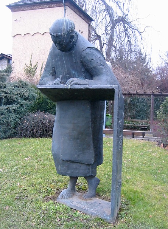 Die Statue des Caesarius von Heisterbach in Oberdollendorf (2008), ein Werk des deutscher Bildhauers Ernemann Sander aus dem Jahr 1991.
