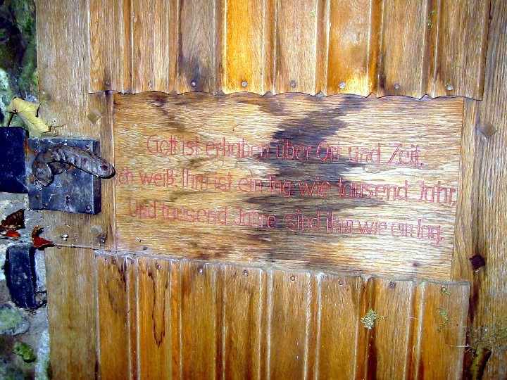 Inschrift an der Mönchspforte an der Abtei Heisterbach