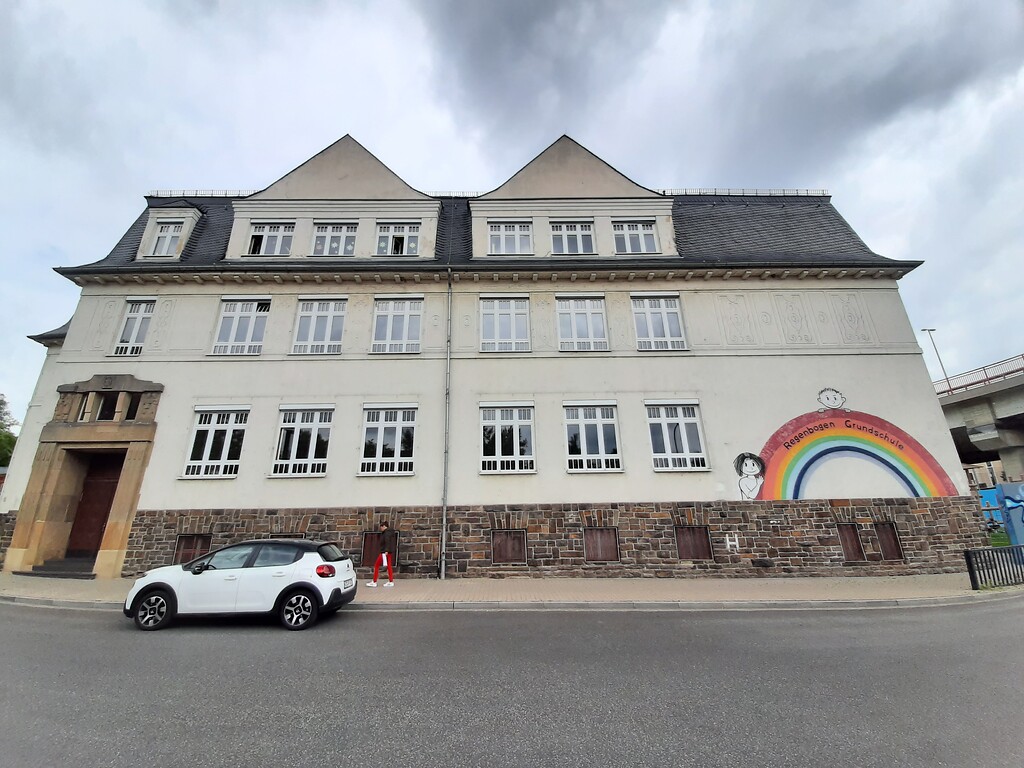 Blick auf die Grundschule Regenbogenschule, ehemals Volksschule, in der Weinbergstraße in Lützel (2020).