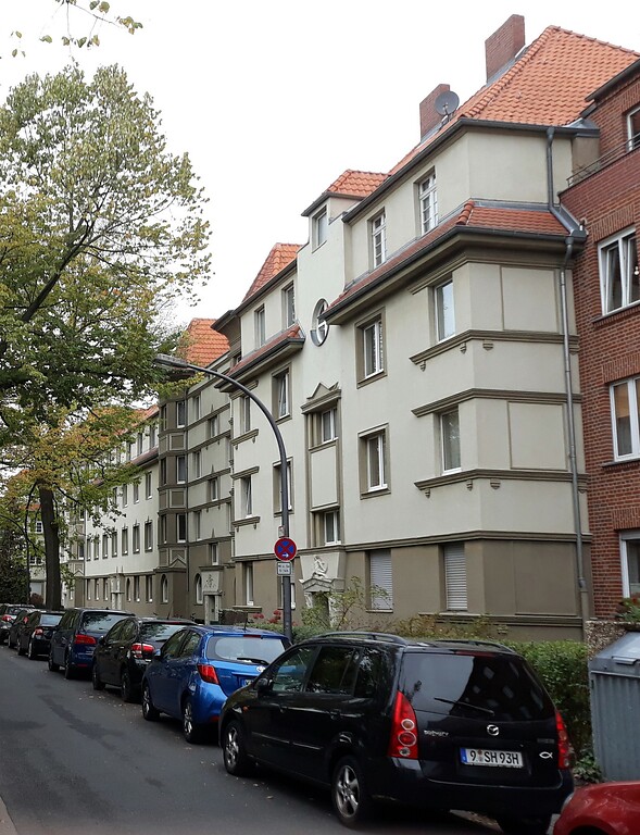 Mehrfamilien-Wohnhäuser am Riehler Gürtel Nr. 74-82 in Köln-Riehl (2021). Die Gebäude wurden ursprünglich ab 1920 für Militärangehörige der britischen Besatzung in Köln erbaut.