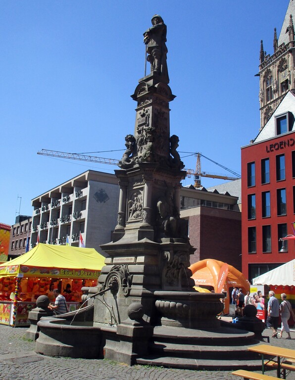 Der 1884 auf der Platzmitte des Alter Markt erbaute Brunnen mit dem Denkmal für den Reitergeneral Jan von Werth (1591-1652) in Köln Altstadt-Nord (2023).