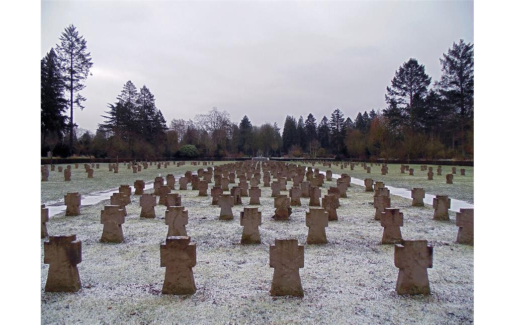 Blick über die Reihen des Gräberfelds für deutsche Kriegsopfer auf dem Westfriedhof in Köln-Vogelsang (2021).