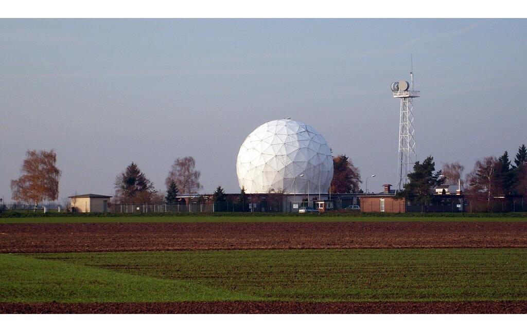 Blick auf das Radom in der Mercator-Kaserne bei Euskirchen, die vom dortigen Zentrum für Geoinformationswesen der Bundeswehr (ZGeoBw) betriebene Radarkuppel (2007).