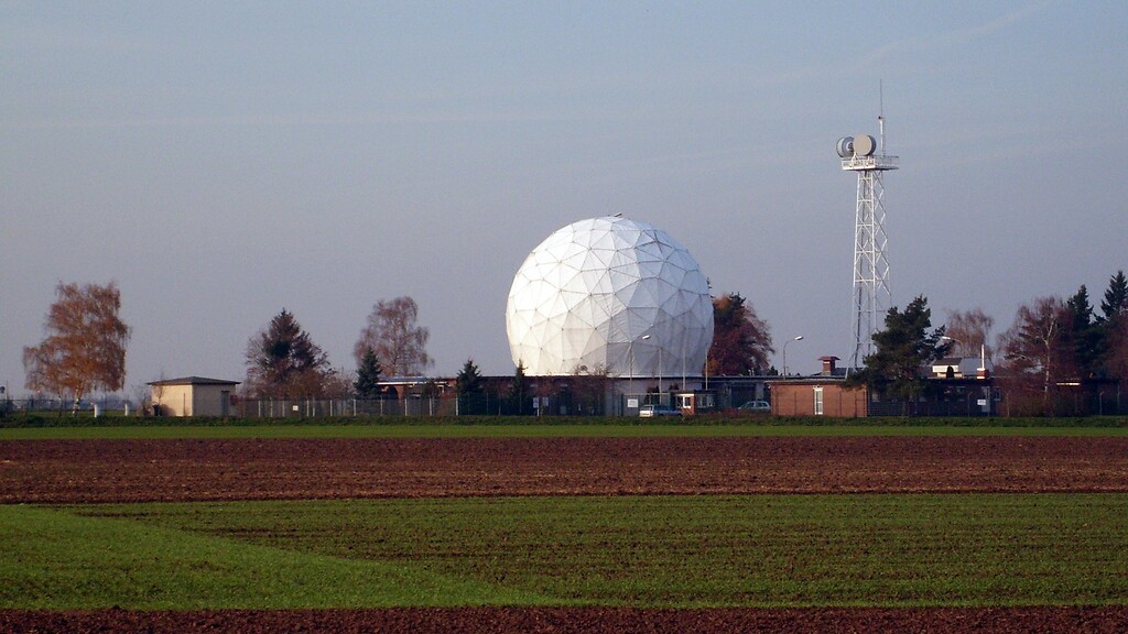 Blick auf das Radom in der Mercator-Kaserne bei Euskirchen, die vom dortigen Zentrum für Geoinformationswesen der Bundeswehr (ZGeoBw) betriebene Radarkuppel (2007).