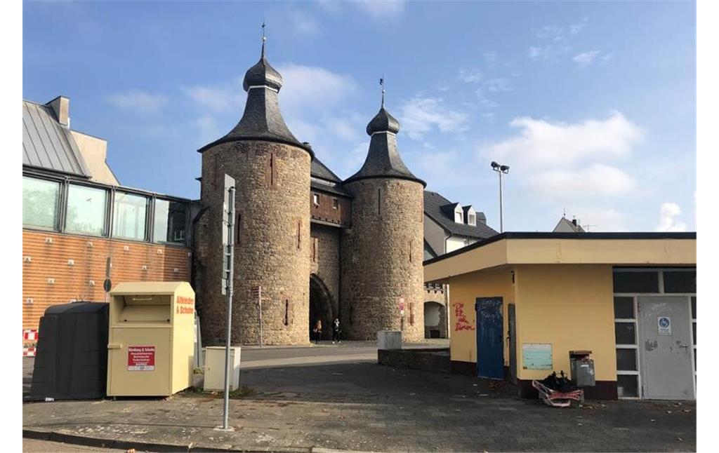 Der Walramplatz mit Blick auf den Hexenturm in Jülich (2019).