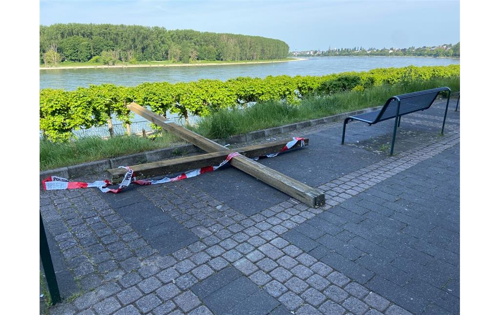 Das hölzerne Weltjugendtagkreuz am Friedrich-Ebert-Ufer in Porz wurde am Pfingstwochenende 2023 stark beschädigt und brach ab (2023).