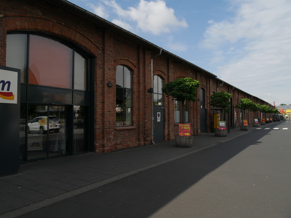 Nördliche Außenfassade der ehemaligen Richthalle des Bahnausbesserungswerkes Limburg (2017)