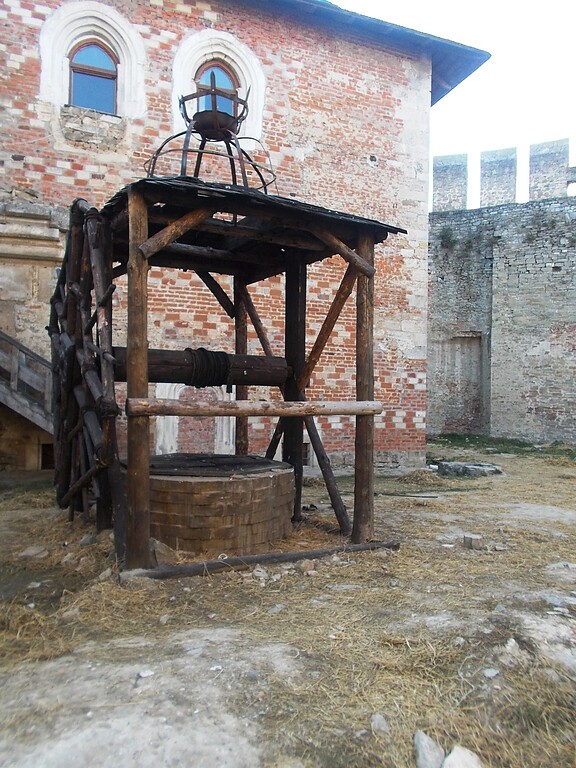 Draw-well in the Commandant's courtyard of Khotyn Fortress.