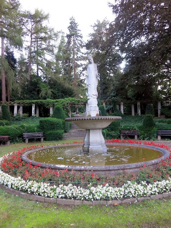 Brunnenskulptur im Garten des Weidtmanschen Schlösschens in Koblenz-Metternich (2014).