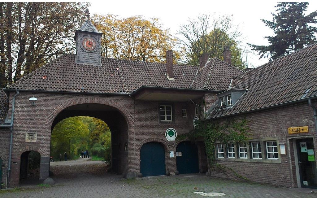 Blick vom Innenhof von Gut Leidenhausen auf das westliche Portal (2015).