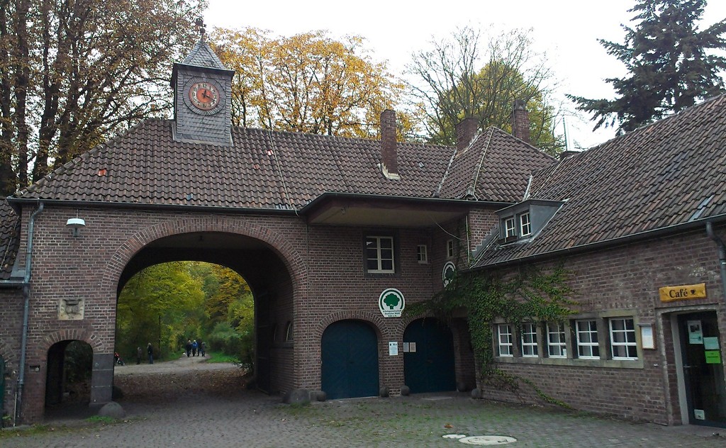 Blick vom Innenhof von Gut Leidenhausen auf das westliche Portal (2015).