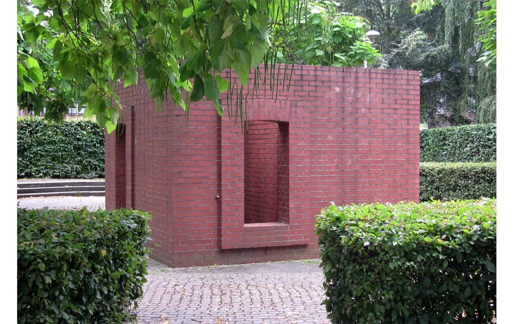 Backsteinplastik "Huset" von Per Kirkeby in der Hubert-Prott-Straße in Frechen-Bachem (2013).