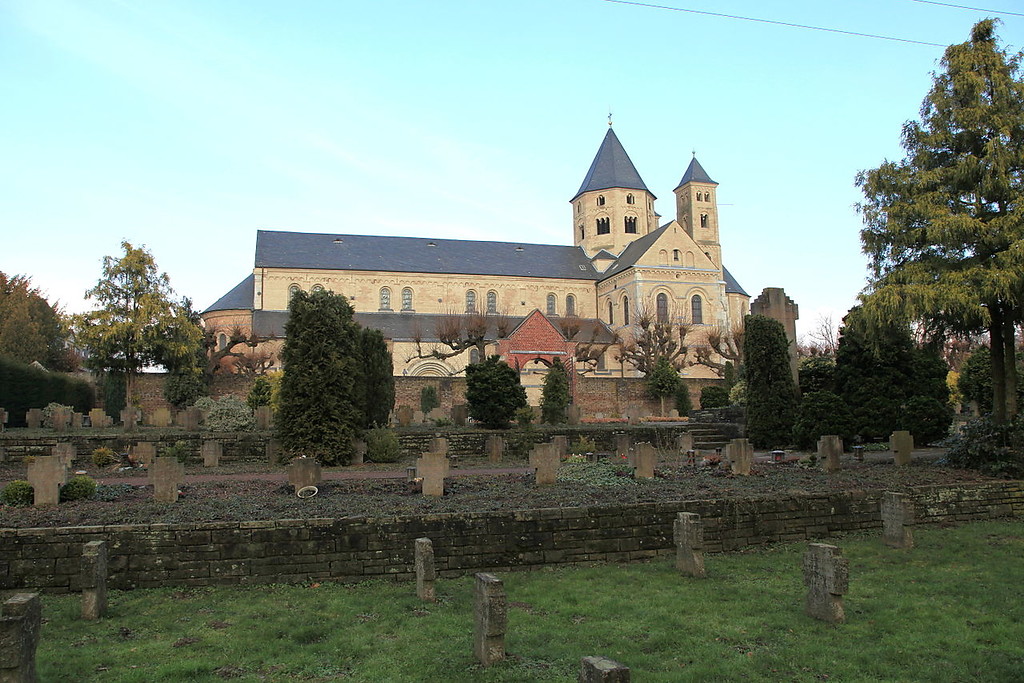 Kloster Knechtsteden bei Dormagen, Gesamtansicht von Kloster, Klosterfriedhof und Basilika (2013).
