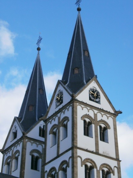 Die markanten Spitzhelmtürme der St. Severus-Kirche in Boppard am Rhein (2014)