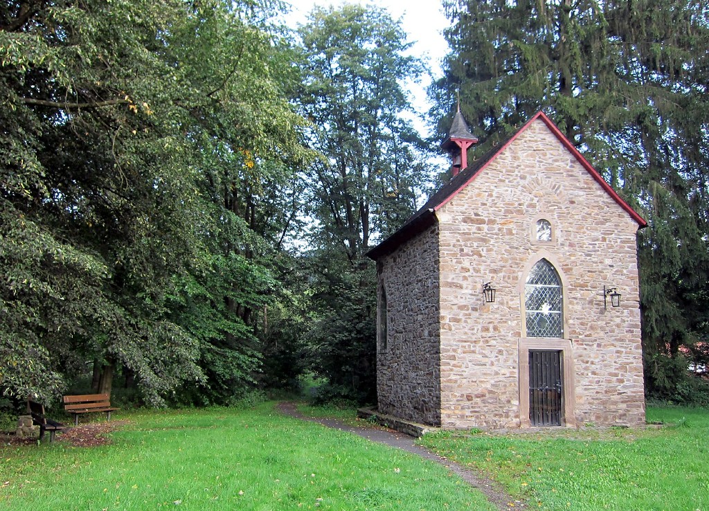 Die Kreuzkapelle zwischen der Stauanlage "Ehreshoven I" und der Hängebrücke "Kastor" am Ende der Straße "Am Weidenbach" im früheren Ehreshoven, dem heutigen Ortsteil Engelskirchen-Loope (2011).