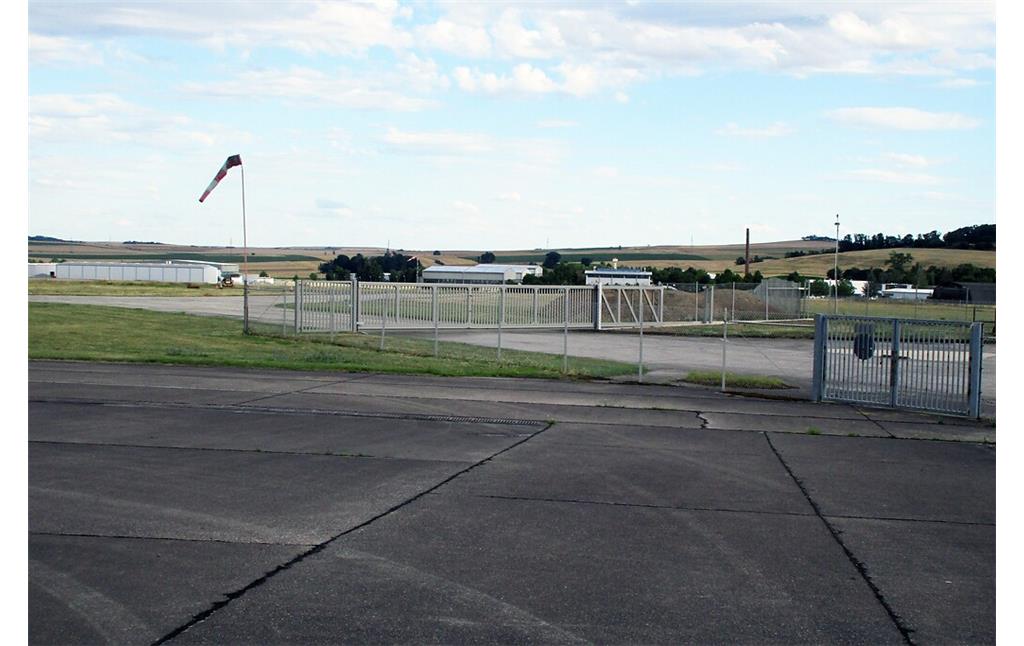Blick auf das Flugfeld mit einem Teil der Start- und Landebahnen des früheren Heeresflugplatzes Mendig, heute ziviler Sonderlandeplatz (2020).
