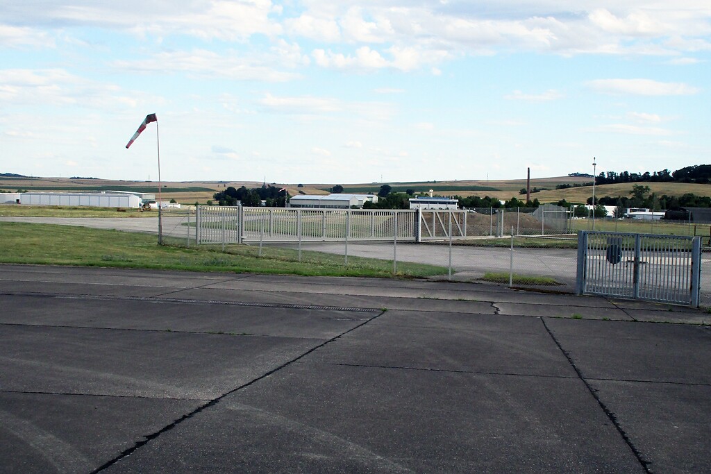 Blick auf das Flugfeld mit einem Teil der Start- und Landebahnen des früheren Heeresflugplatzes Mendig, heute ziviler Sonderlandeplatz (2020).