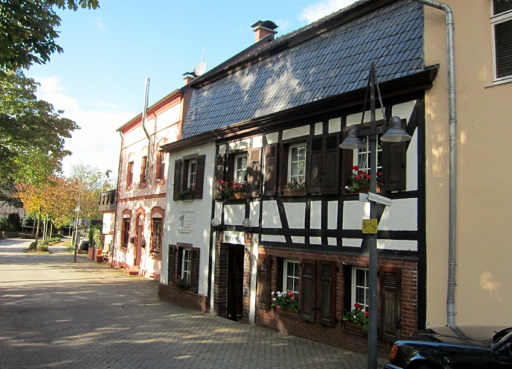Ältere Gebäude an der Flughafenstraße in Troisdorf-Altenrath (2011)
