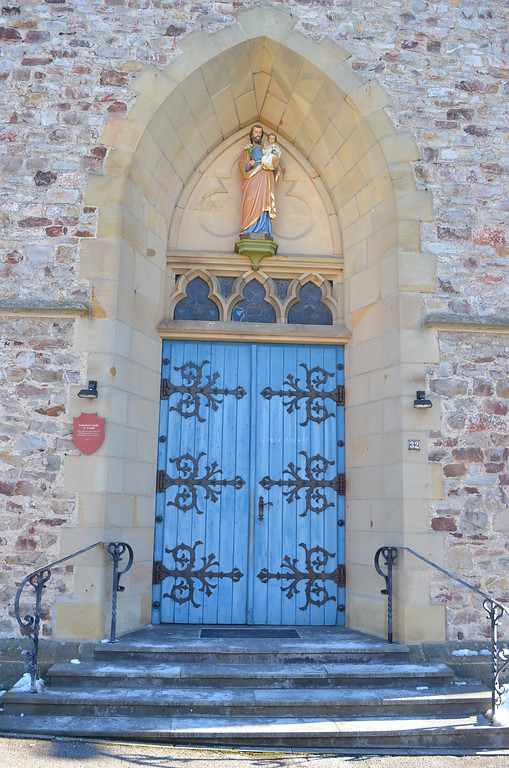 Haupteingang der katholischen St. Joseph-Kirche Seibersbach (2017)