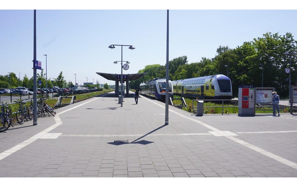 Cuxhaven, Bahnhof Bahnsteige (2023). Rechts Zug nach Harburg, links Zug nach Bremerhaven/Buxtehude