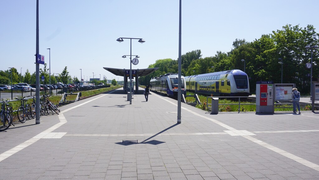 Cuxhaven, Bahnhof Bahnsteige (2023). Rechts Zug nach Harburg, links Zug nach Bremerhaven/Buxtehude