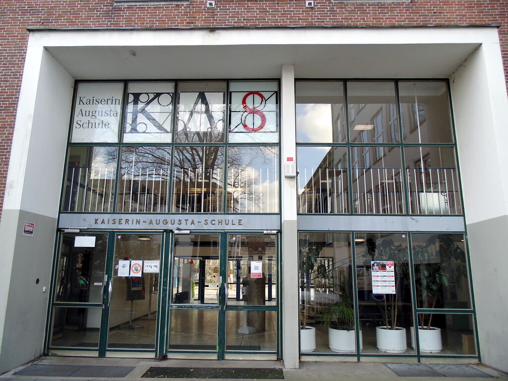 Der Eingang der Kaiserin-Augusta-Schule (KAS) am Georgsplatz in Köln-Altstadt/Süd (2021).