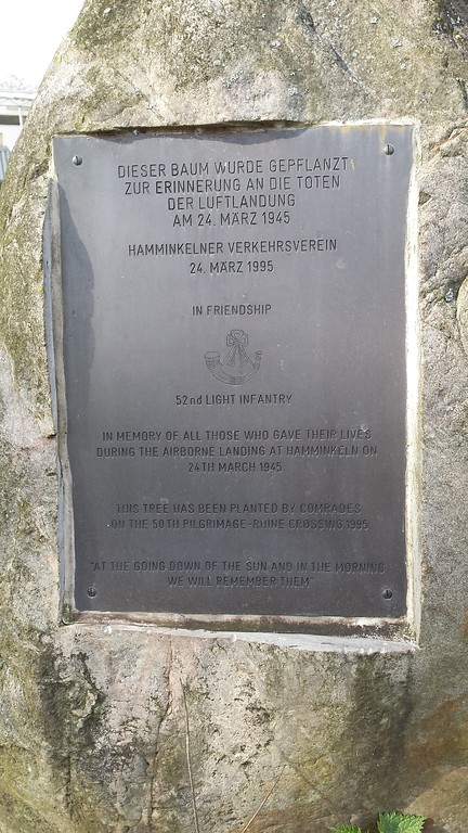Nahaufnahme der Tafel auf dem Gedenkstein zur "Operation Varsity" in Hamminkeln (2017).