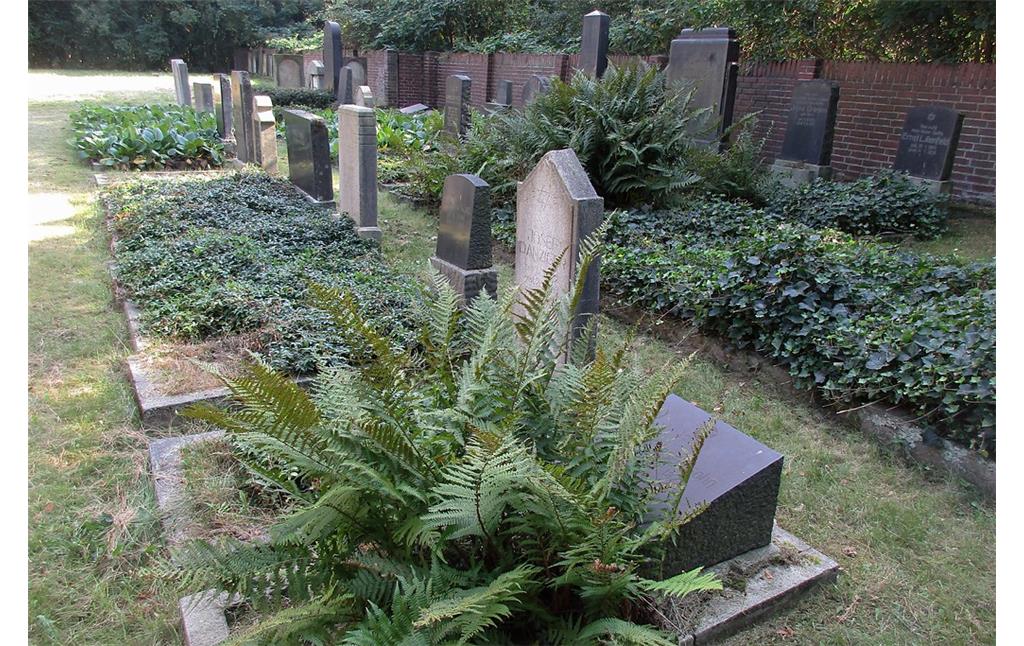 Grabstätten mit Grabsteinen auf dem jüdischen Friedhof Mattlerbusch in Hamborn (2016).