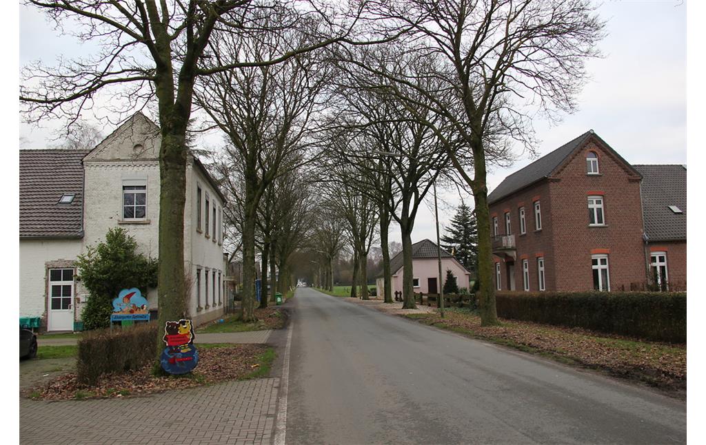 Hauptstraße mit Wohnbebauung und Gehöften in Pfalzdorf (2013)