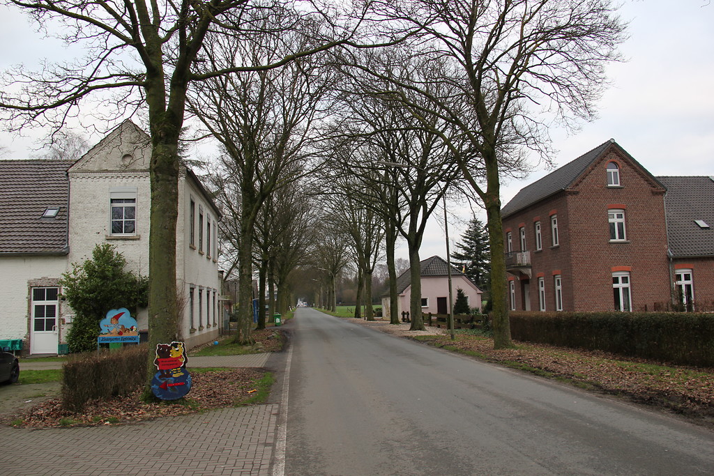 Hauptstraße mit Wohnbebauung und Gehöften in Pfalzdorf (2013)